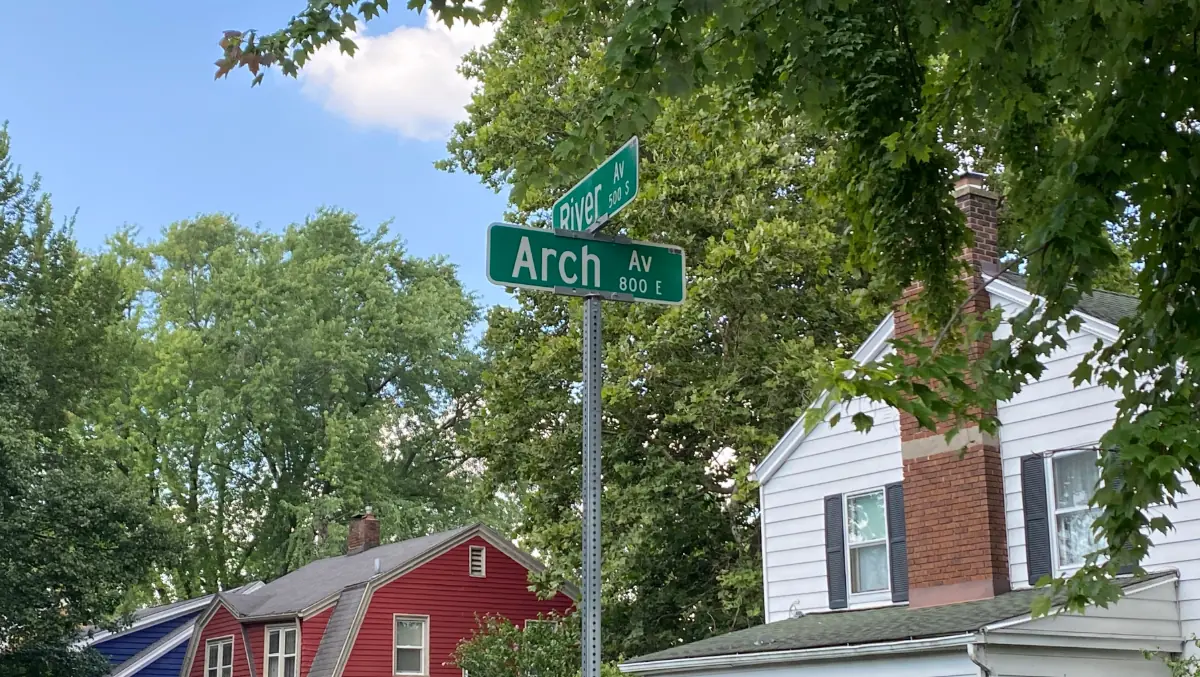 Photograph of street sign at the corner of River and Arch Avenues
