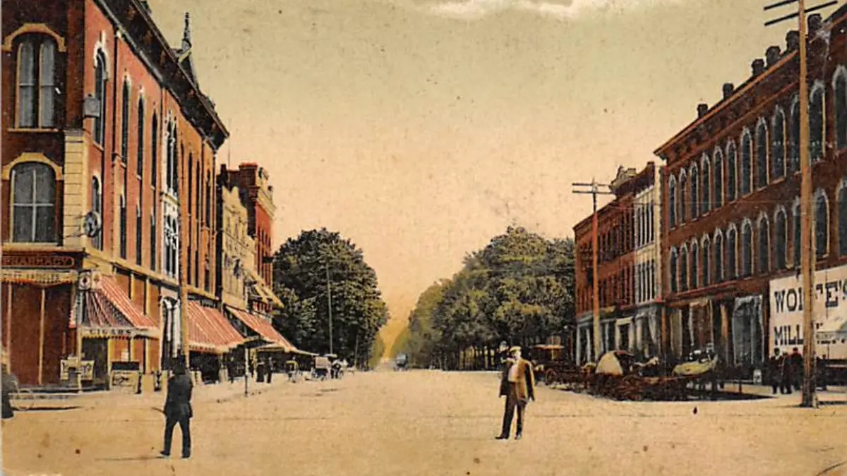 Postcard shows Michigan Road in LaPorte, Indiana