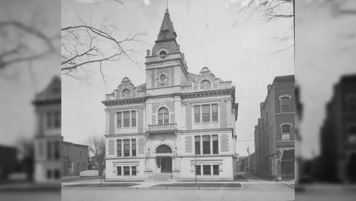 Black-and-white photo shows South Bend's original City Hall, built in 1902.