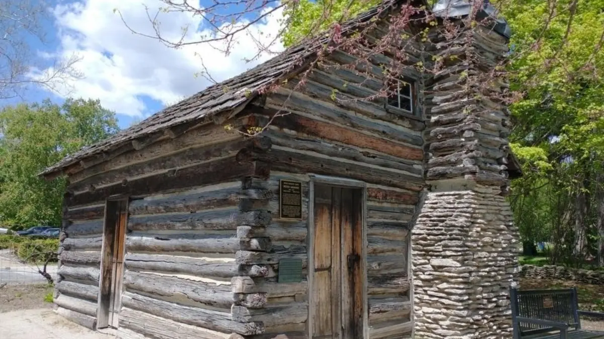 Photograph of the historic Navarre Cabin in Toledo, Ohio
