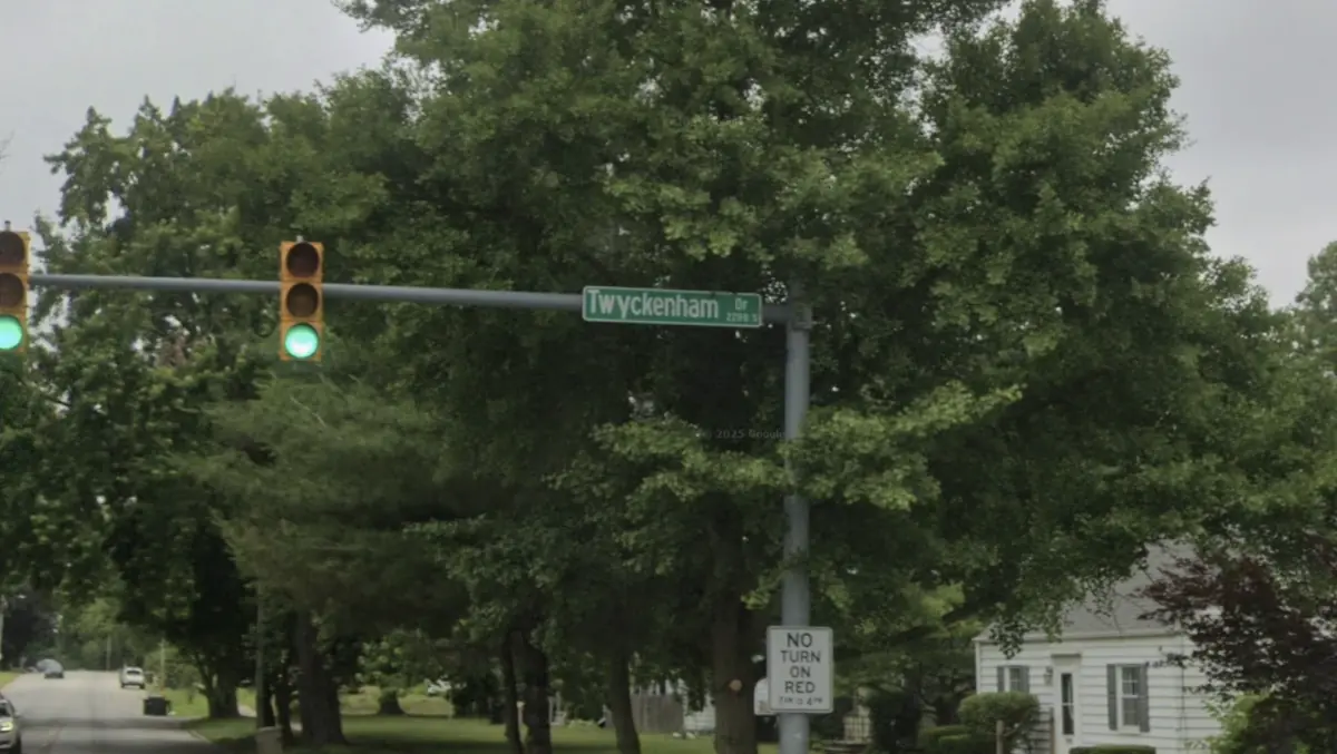 Road sign at the corner of Twyckenham Drive and Ewing Street